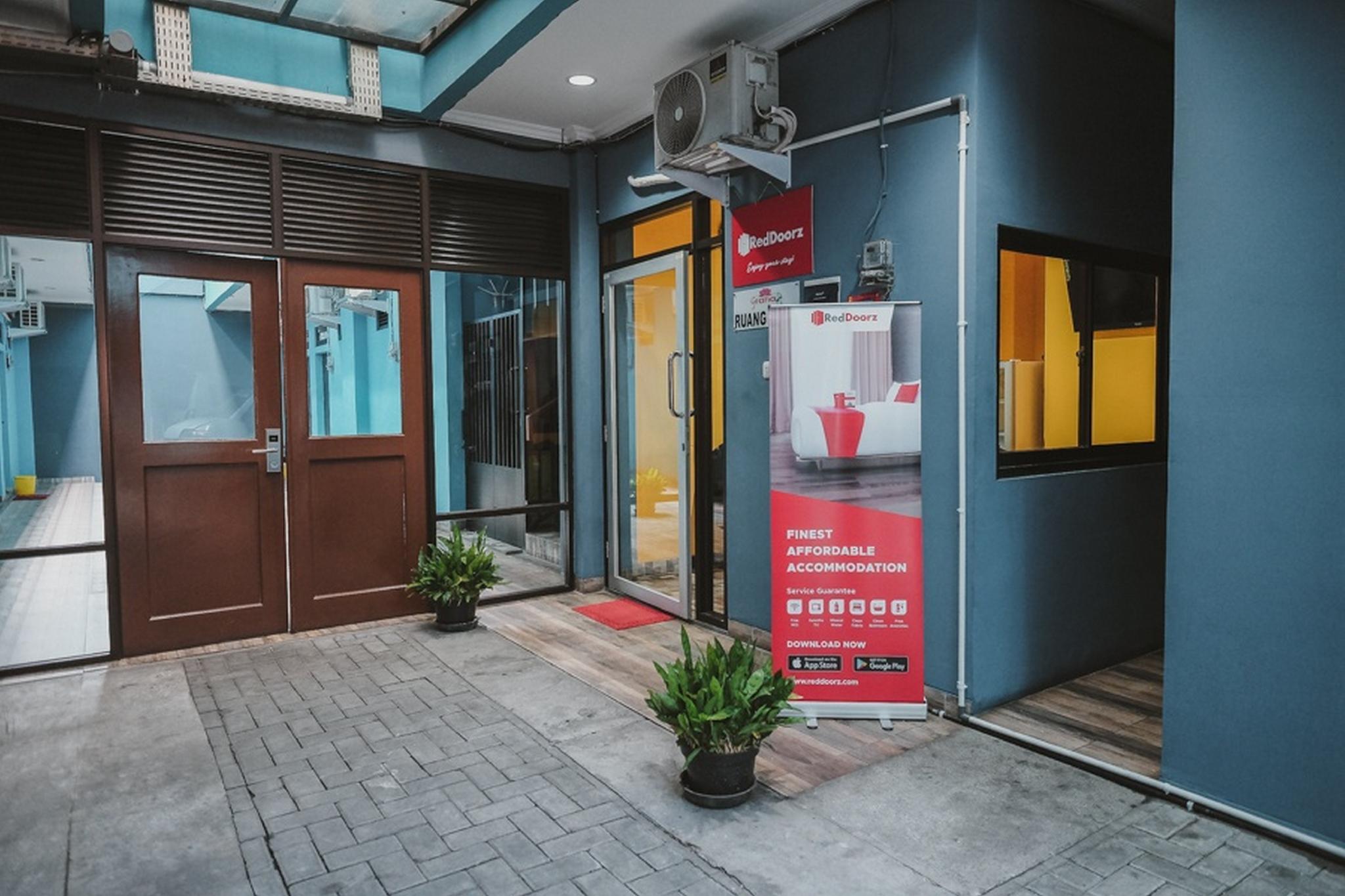 מלון ג'קרטה Reddoorz Near Rsud Koja מראה חיצוני תמונה